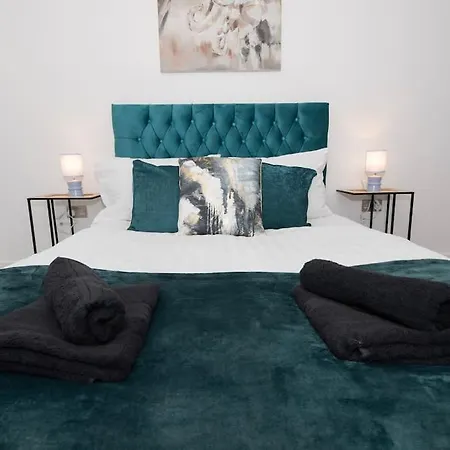 Apartment Deluxe 2 Bed Flat With Gym Sleeps 6 *