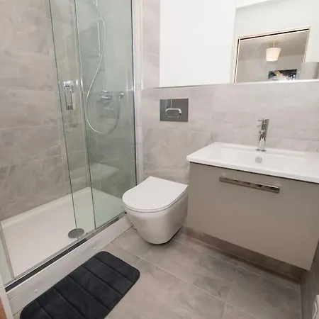 Deluxe 2 Bed Flat With Gym Sleeps 6 Apartment York