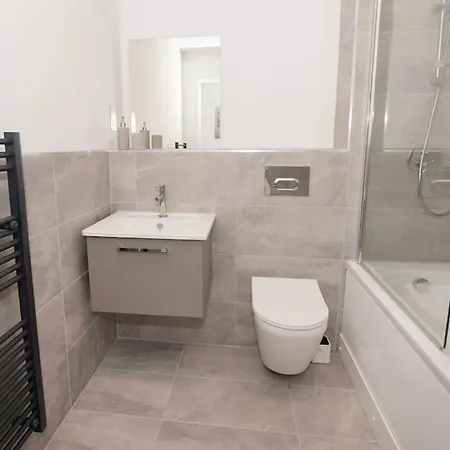 Apartment Deluxe 2 Bed Flat With Gym Sleeps 6 *