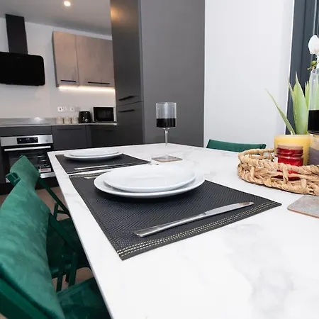 Apartmán Deluxe 2 Bed Flat With Gym Sleeps 6 *