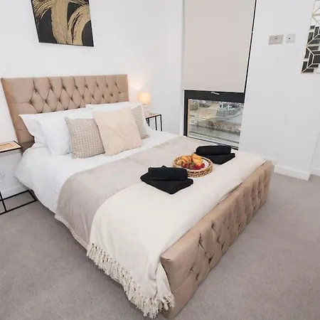 Deluxe 2 Bed Flat With Gym Sleeps 6 *