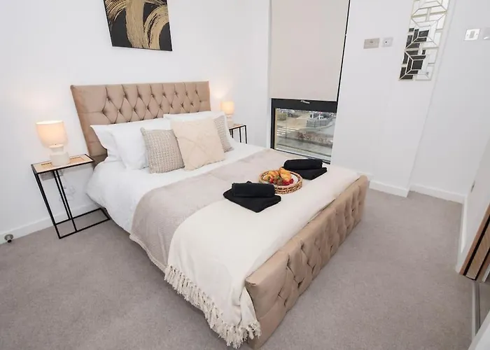 Deluxe 2 Bed Flat With Gym Sleeps 6 *